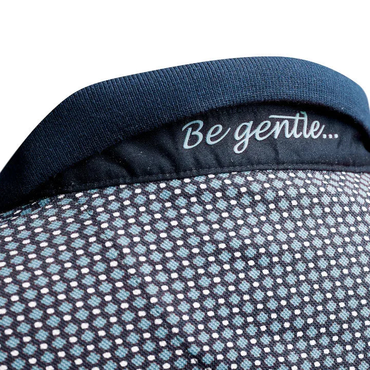 Blaues Poloshirt mit Muster und Schriftzug Be gentle am Kragen Rückseite