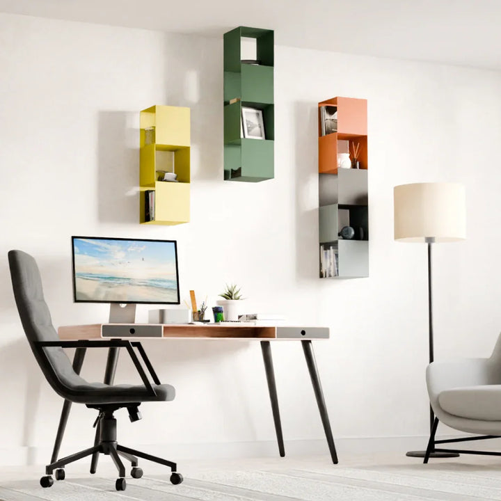 Modernes Home-Office mit Schreibtisch, Designstuhl und bunten Wandregalen, minimalistischer Stil