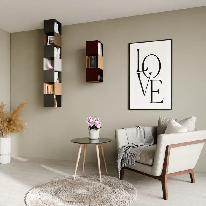 Modernes Wohnzimmer mit Wandregal, LOVE Poster, Sessel und runder Teppich, minimalistisch dekoriert.