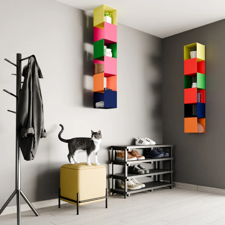 Moderner Flur mit bunten Wandregalen, Schuhregal, Katze und Garderobenständer