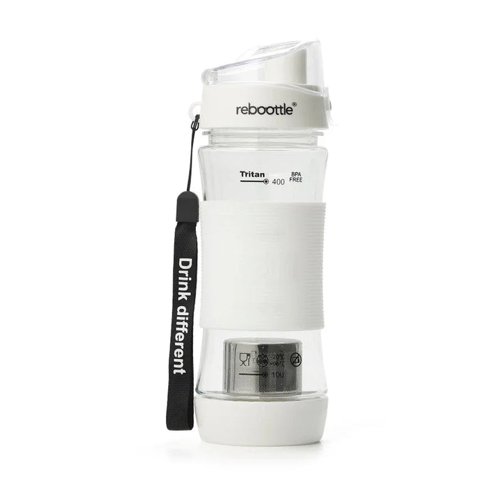 Weiße Trinkflasche aus Tritan mit Teesieb, schwarzem Band und 'rebottle' Logo, BPA-frei.