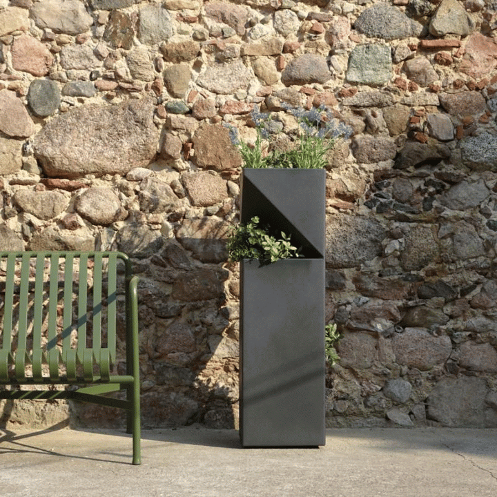 Moderner Pflanzkübel Plantower aus Beton vor Steinmauer, verschiedene Positionen