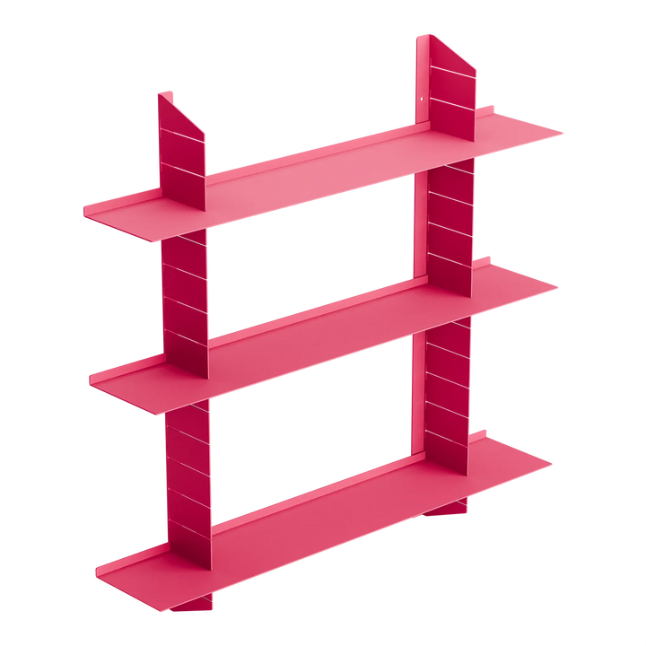 Modernes rotes Wandregal mit drei Ebenen, minimalistisches Design, freigestellt