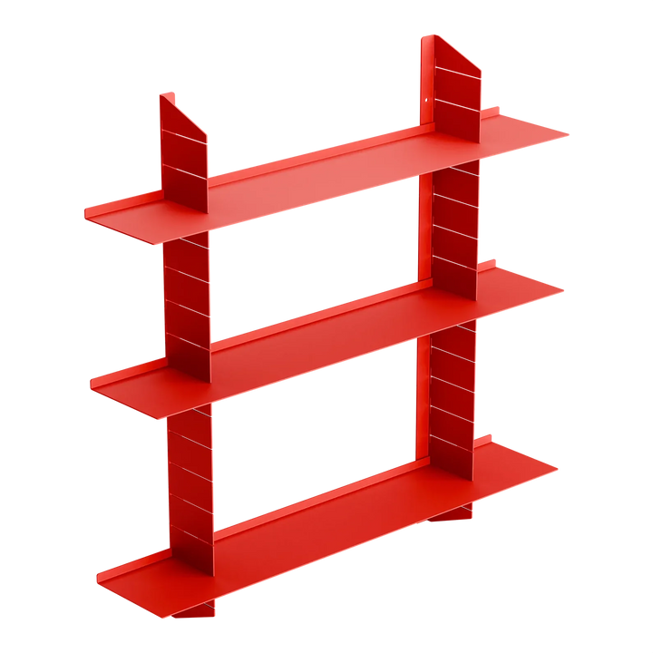 Modernes rotes Wandregal aus Metall mit drei Ebenen, minimalistisches Design, freigestellt.