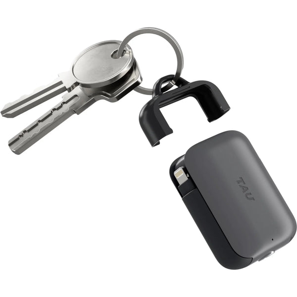Schlüsselbund mit schwarzer TAU Powerbank und zwei Metallschlüsseln auf weißem Hintergrund