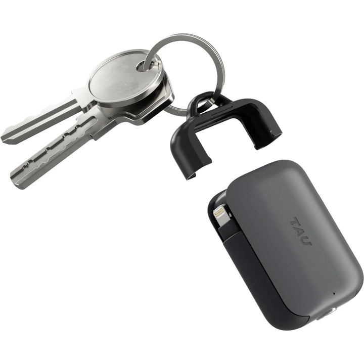 Schlüsselbund mit schwarzer TAU Powerbank und zwei Metallschlüsseln auf weißem Hintergrund