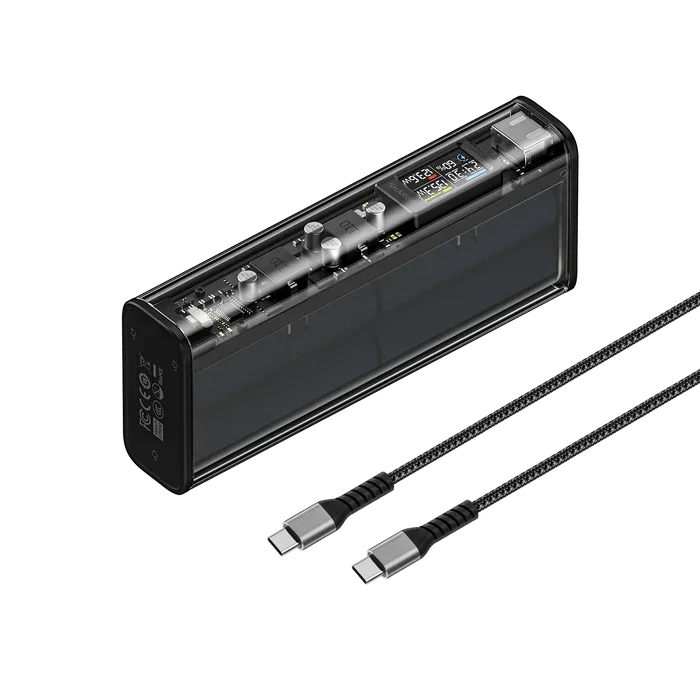 Ein schlankes, transparentes elektronisches Gerät mit Knöpfen und einer digitalen Anzeige sowie zwei USB-C-Kabeln.