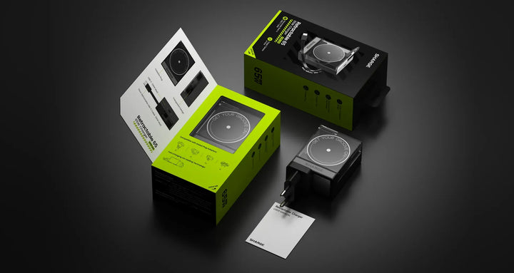 Sharge Retractable 65W Ladegerät mit Verpackung, Bedienungsanleitung und Zubehör auf schwarzem Hintergrund