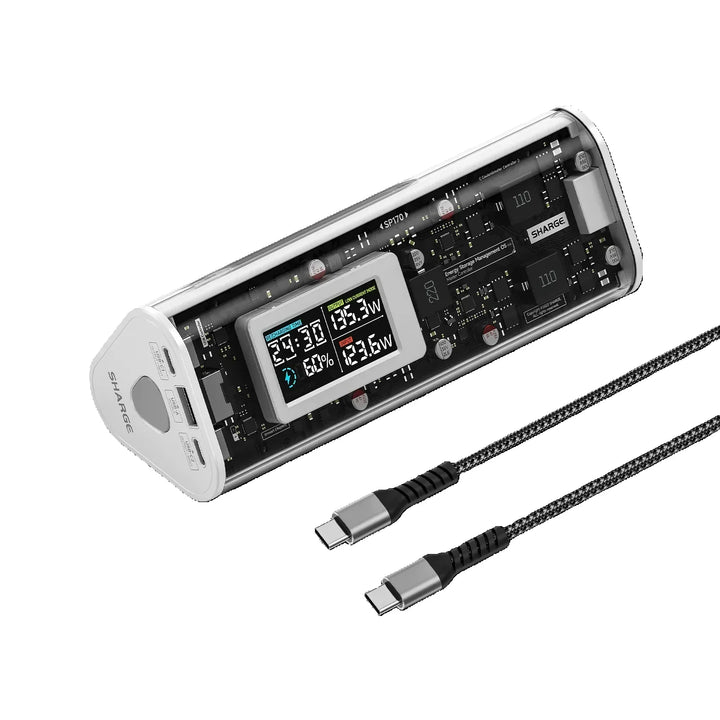 Eine elegante, transparente Powerbank mit digitaler Anzeige der Ladedetails sowie zwei USB-C-Kabeln.