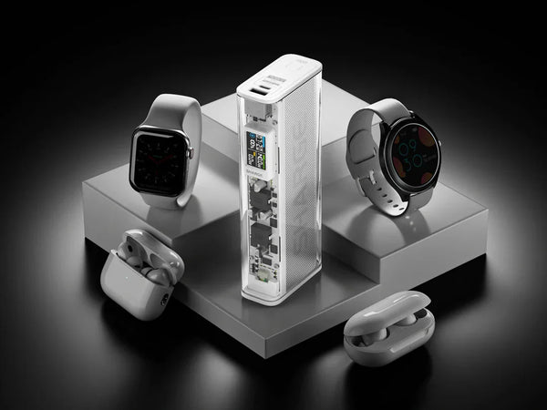 Verschiedene elektronische Geräte auf einem schwarzen Untergrund angeordnet