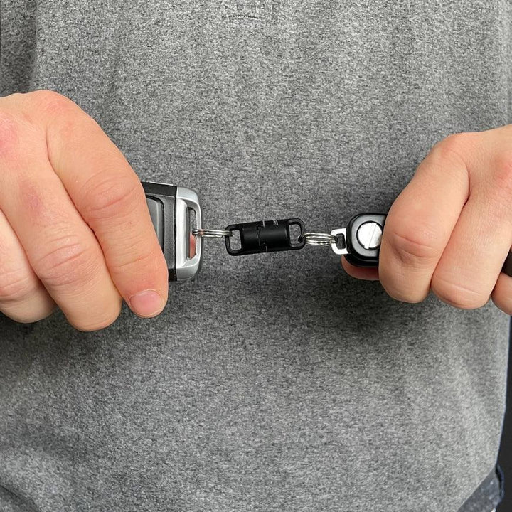Person hält Autoschlüssel mit KeySmart Quick Connect Magnet-Schlüsselanhänger