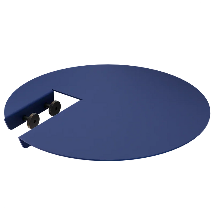 Runder, blauer Drehteller aus Metall mit Ausschnitt und zwei sichtbaren Schrauben.