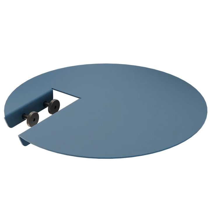 Runder, blauer Metall-Tisch mit Ausschnitt und sichtbaren Befestigungsschrauben, modernes Design