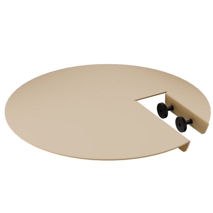 Runder, beiger Tischschutz mit Ausschnitt und schwarzen Befestigungsschrauben