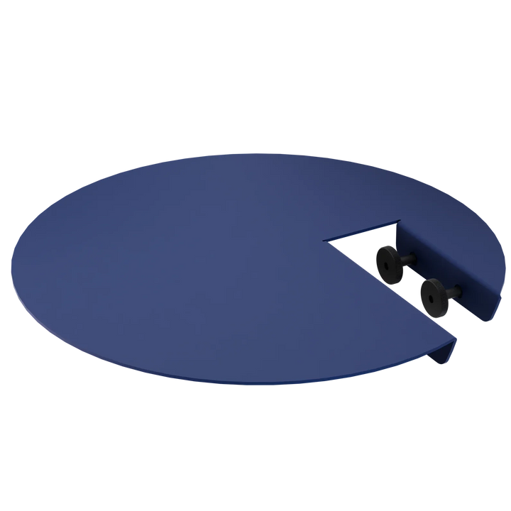 Runde, dunkelblaue Metallplatte mit Aussparung und zwei schwarzen Schraubgriffen, Detailansicht