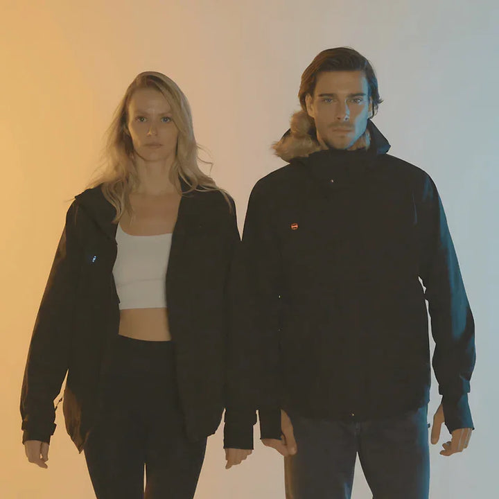 Zwei Models tragen schwarze UZE Tech Allweather Jacken vor gradient Hintergrund.