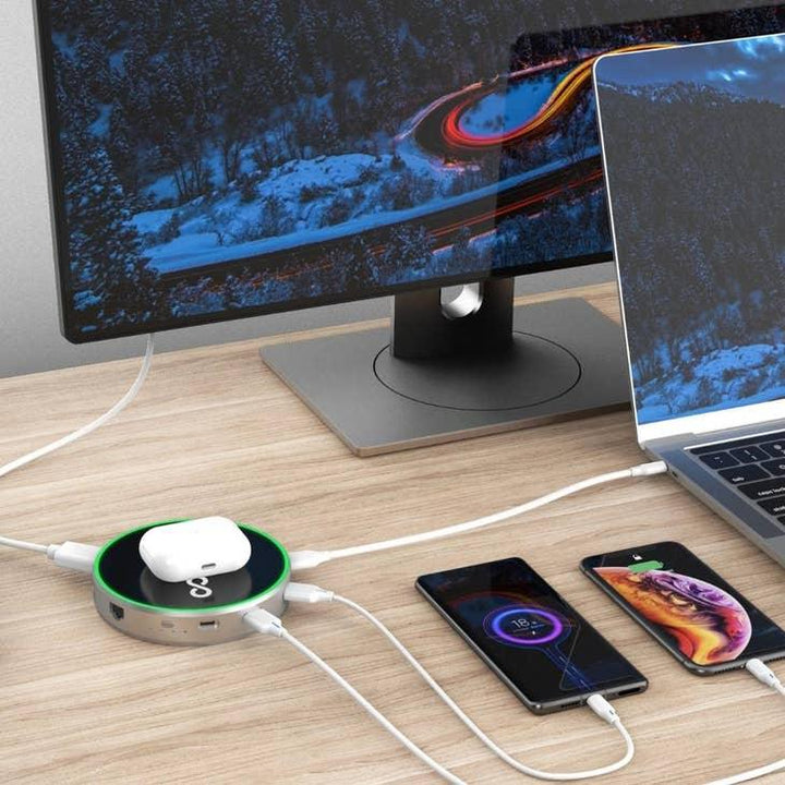 Kabelloses Ladegerät auf Schreibtisch mit Smartphones, AirPods, Monitor und Laptop