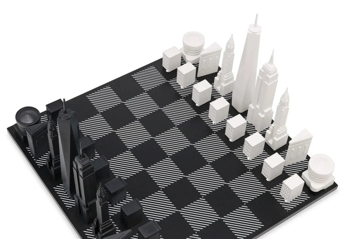 Skyline Chess New York Acryl Schachbrett mit weißen und schwarzen Gebäudefiguren