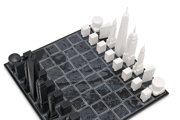 Skyline Chess New York Schachbrett aus Acryl mit schwarzen und weißen Gebäudefiguren