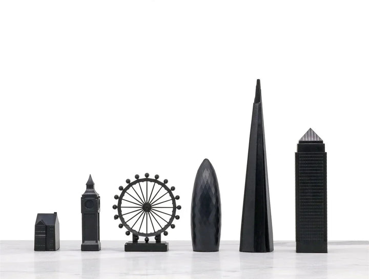 Schwarze Schachfiguren inspiriert von London Skyline Gebäuden auf weißem Hintergrund
