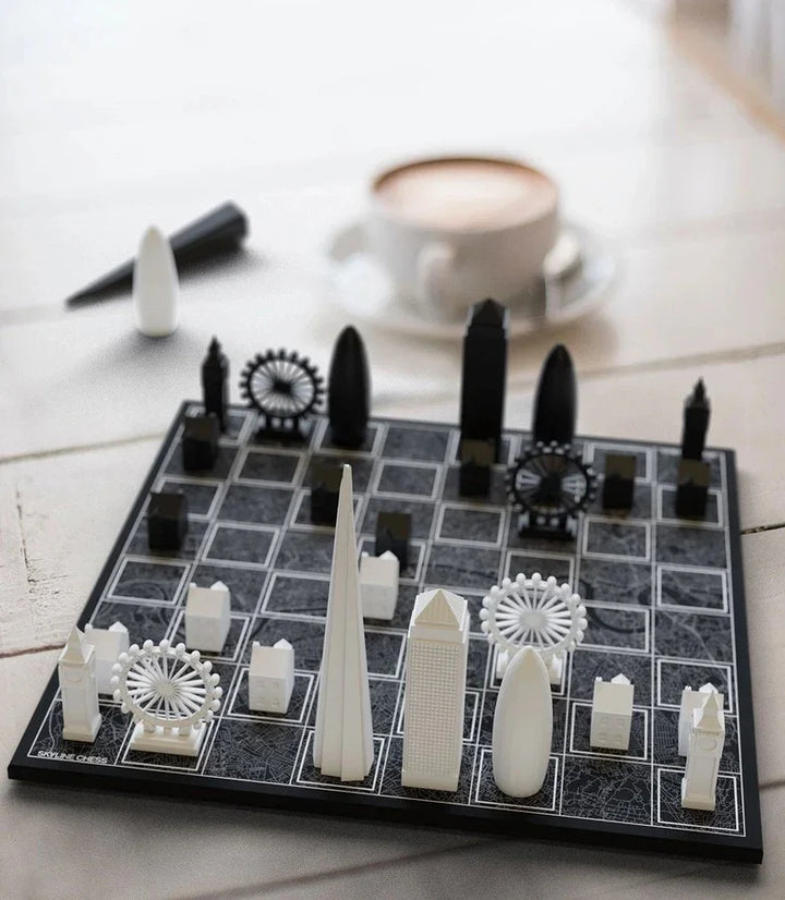 Schachbrett Skyline Chess London mit Spielfiguren als Londoner Wahrzeichen auf Holztisch, im Hintergrund Kaffeetasse
