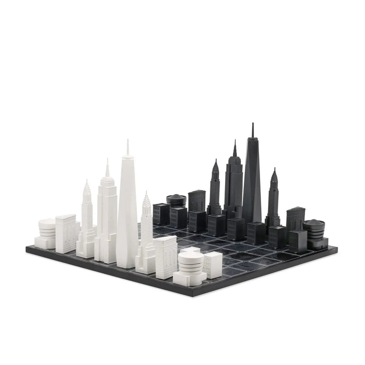 Schachbrett mit Skyline New York, moderne Acryl-Schachfiguren als Gebäudemodelle, City Map Design