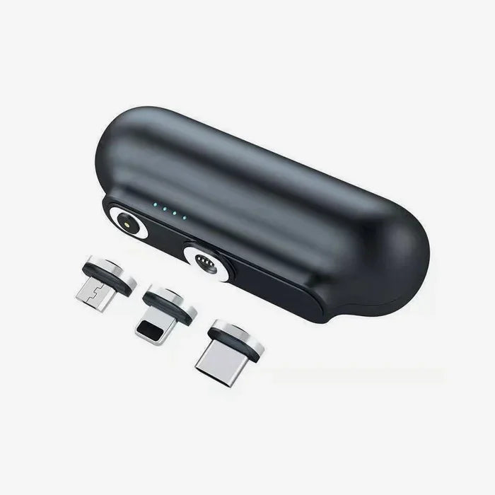 Schwarzes tragbares Ladegerät mit USB, micro-USB und USB-C Adapter auf weißem Hintergrund