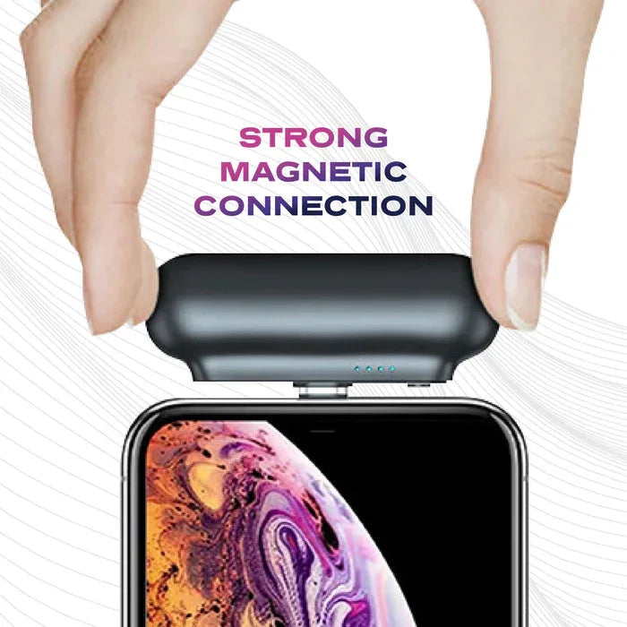 Starke magnetische Verbindung Powerbank wird an Smartphone angebracht, Hand hält Ladegerät