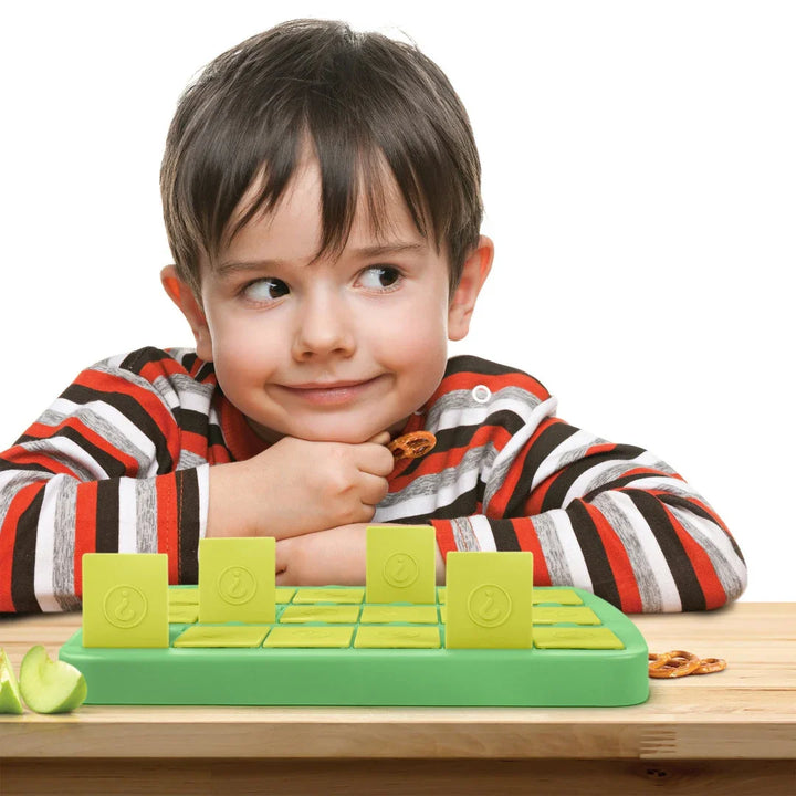 kind öffnet die türen vom memory snack spiel